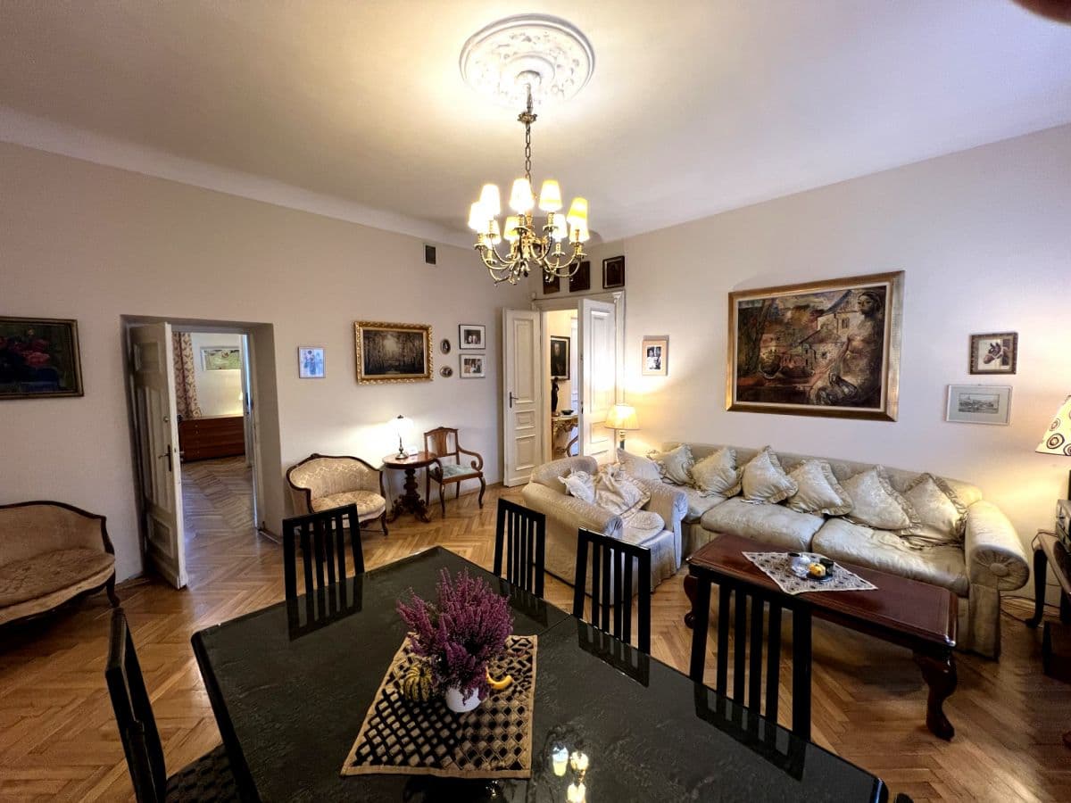 Historic apartment with modern amenities near metro – 1