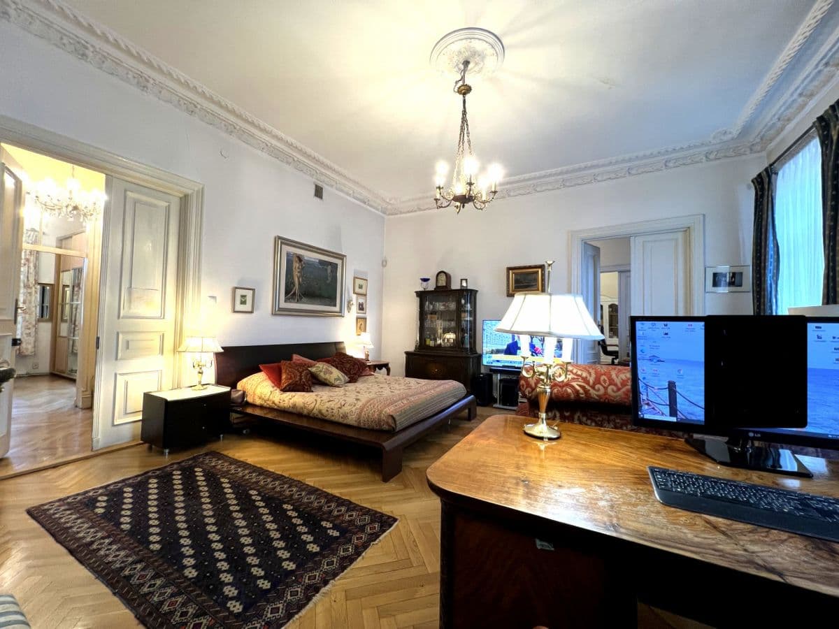 Historic apartment with modern amenities near metro – 2