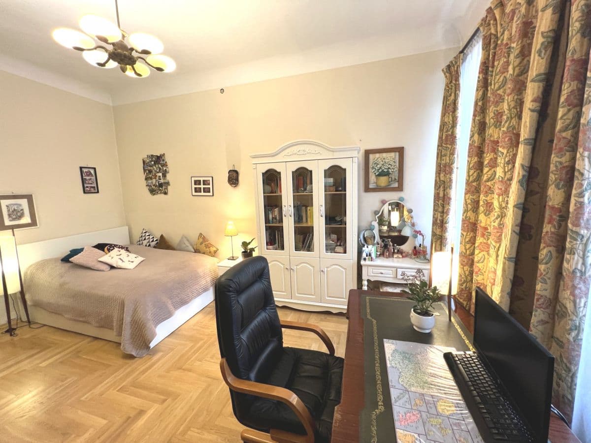 Historic apartment with modern amenities near metro – 3