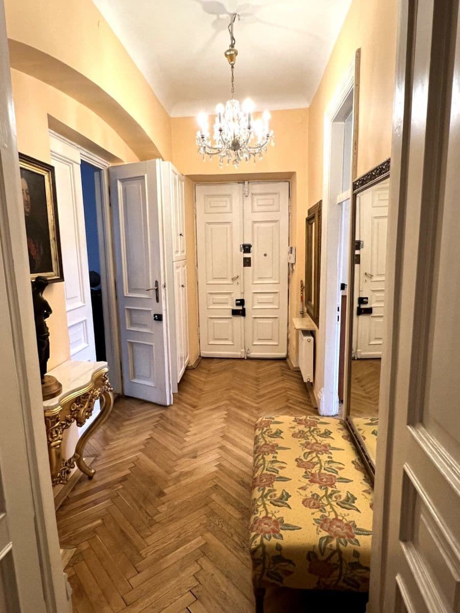 Historic apartment with modern amenities near metro – 4