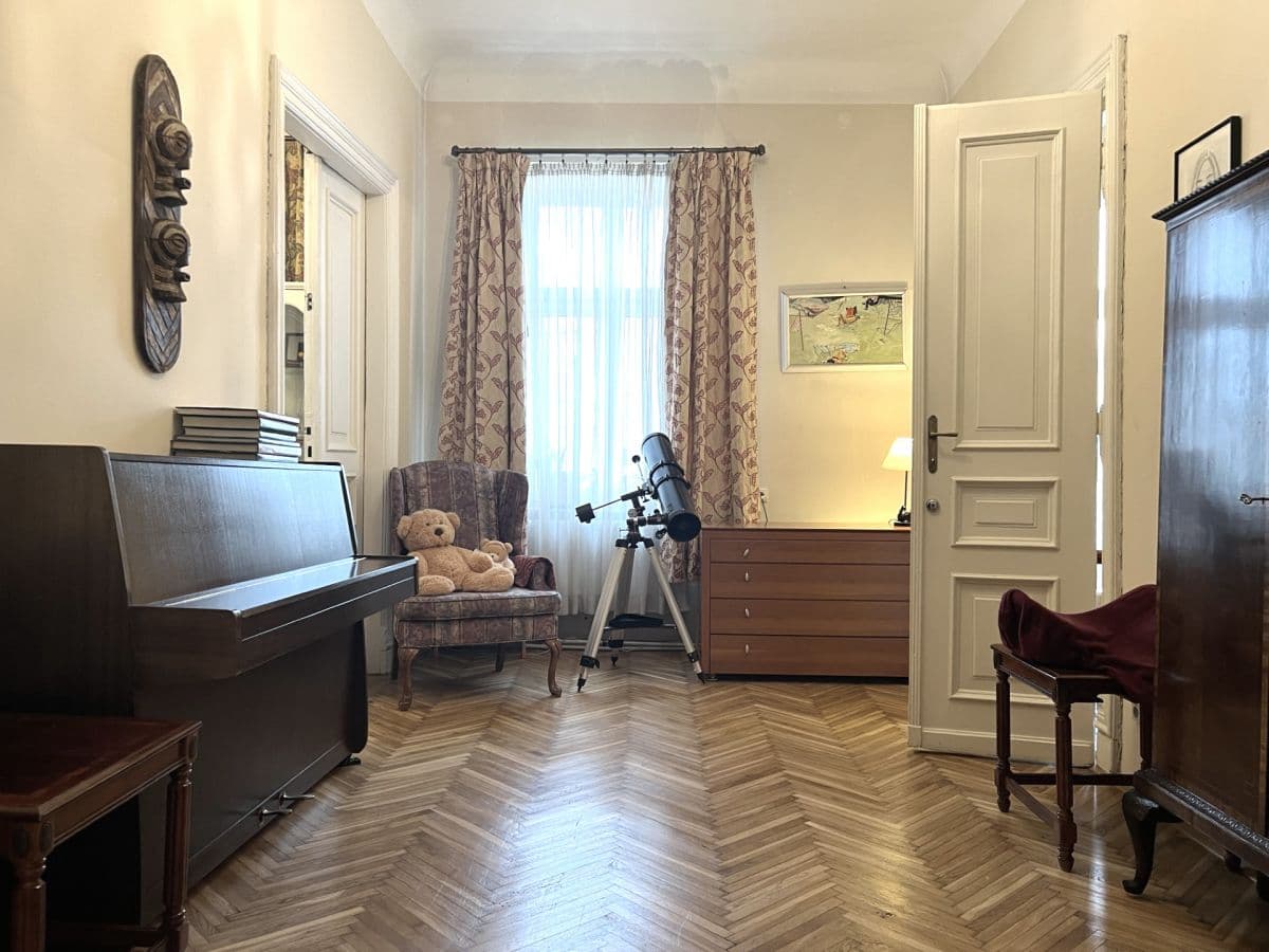 Historic apartment with modern amenities near metro – 6