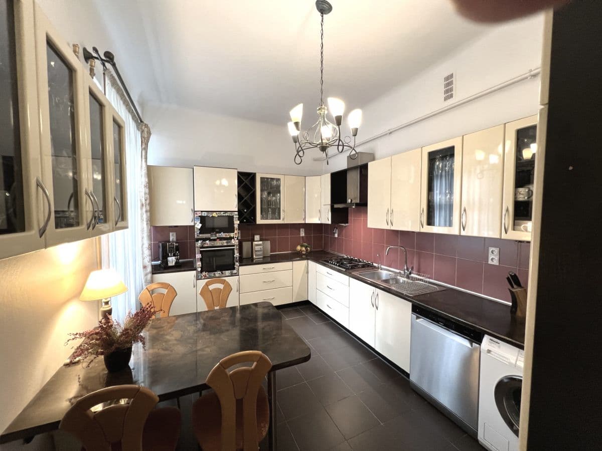 Historic apartment with modern amenities near metro – 7