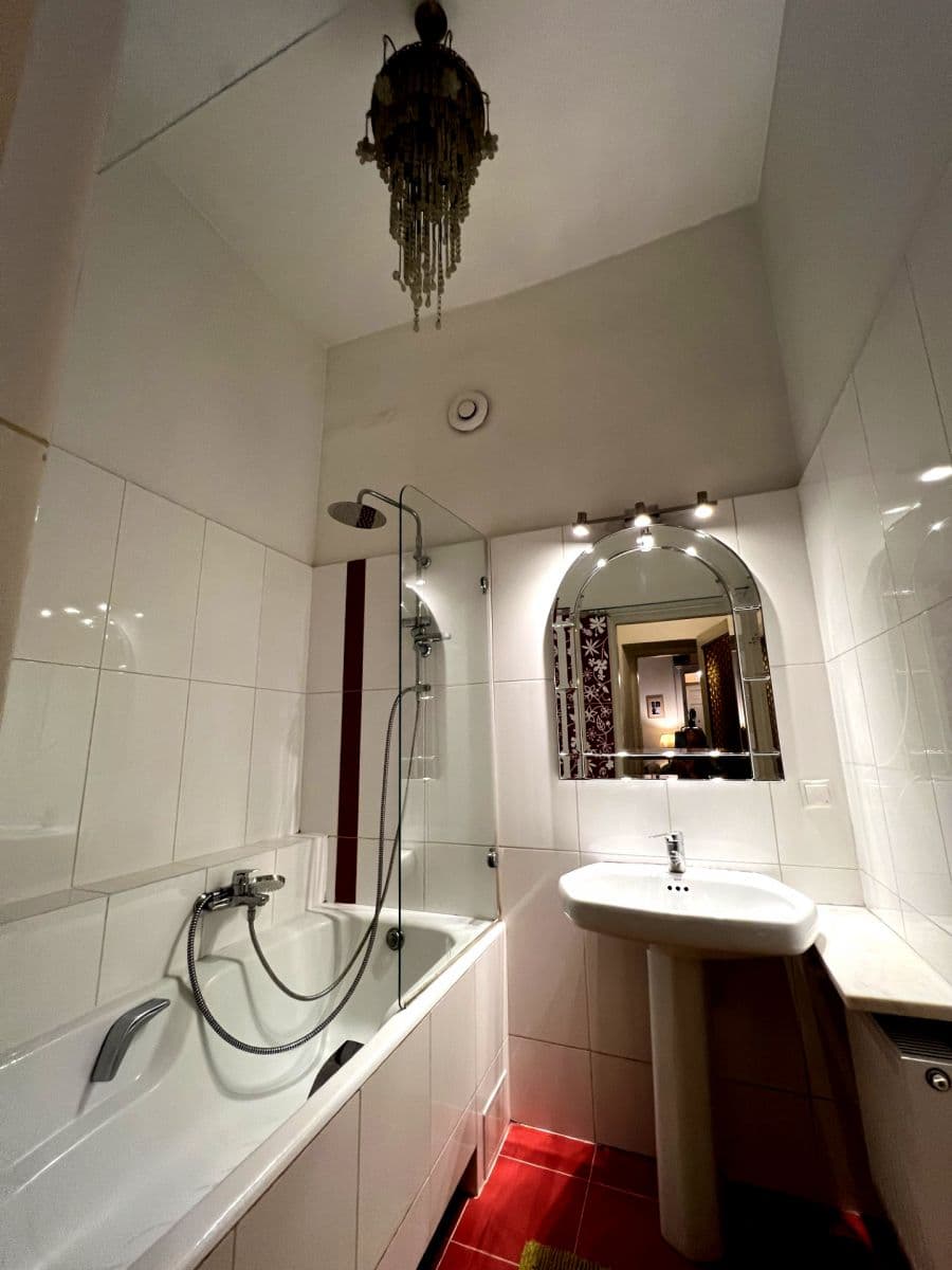 Historic apartment with modern amenities near metro – 8