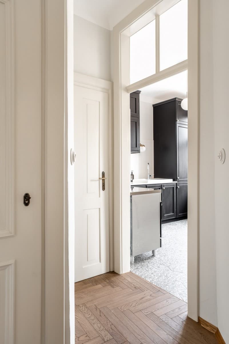 Restored historic apartment with terrace in Mokotów – 3