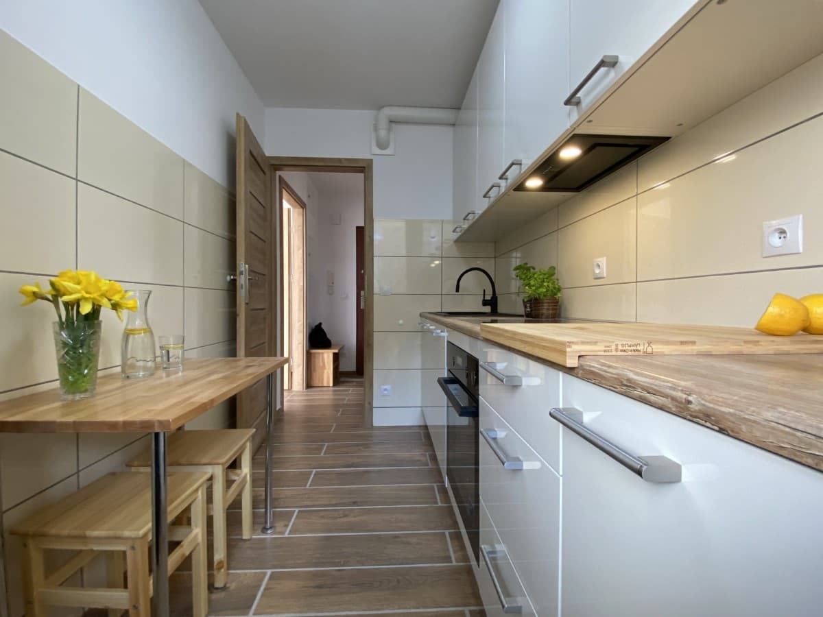 Bright apartment with balcony, available April 1st – 3