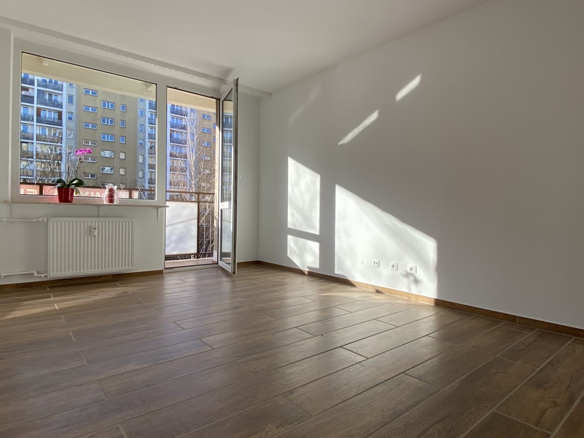 Bright apartment with balcony, available April 1st – 4