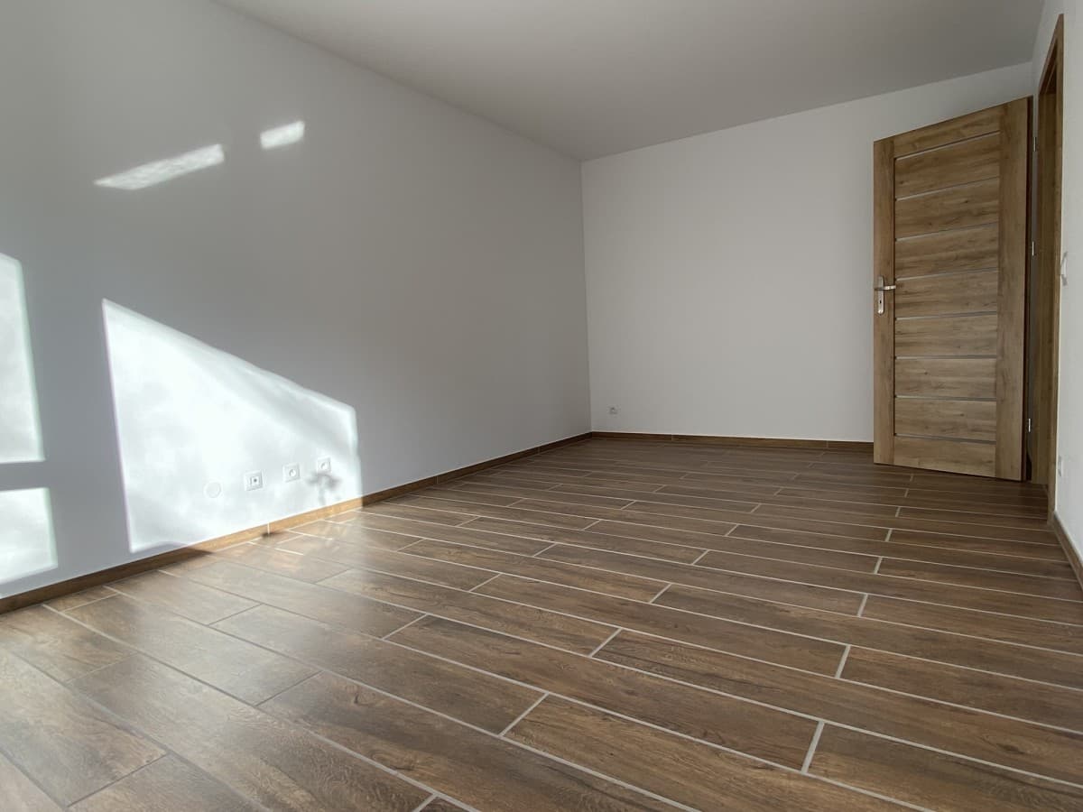 Bright apartment with balcony, available April 1st – 5