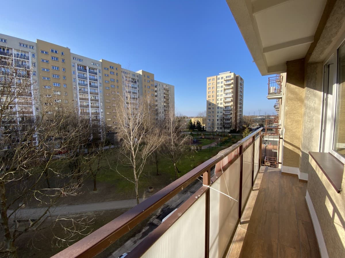 Bright apartment with balcony, available April 1st – 6