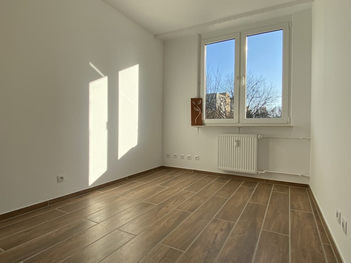 Bright apartment with balcony, available April 1st – 8