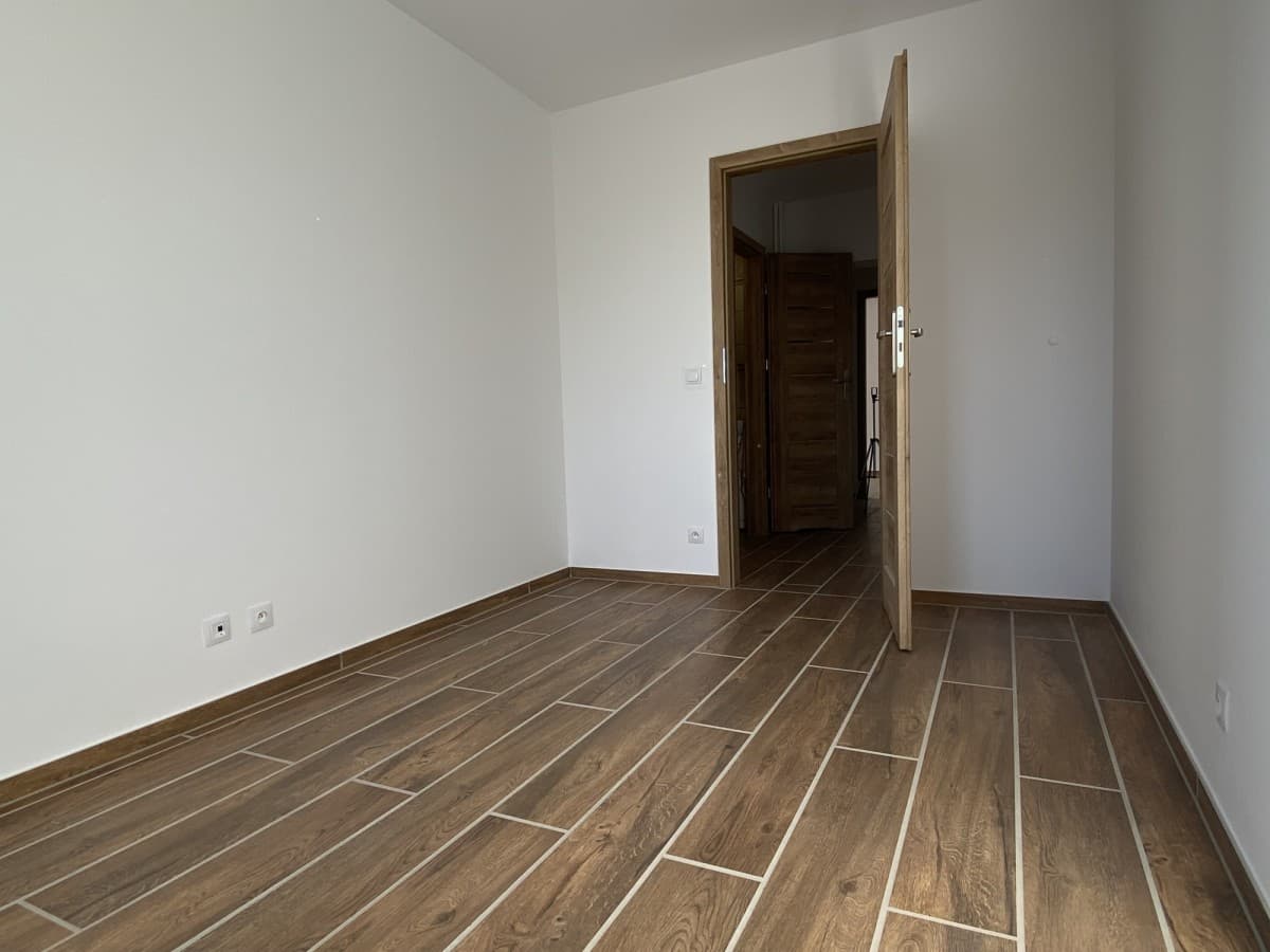 Bright apartment with balcony, available April 1st – 9