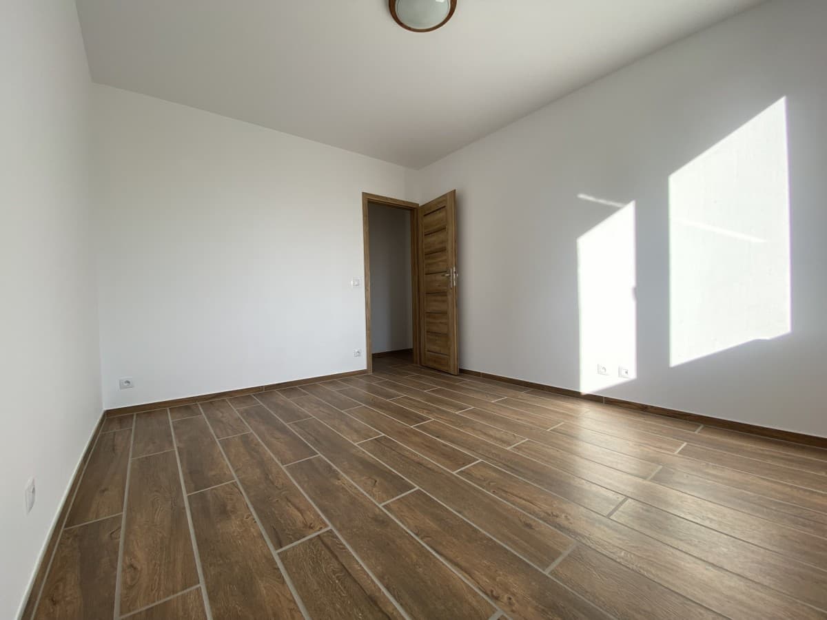 Bright apartment with balcony, available April 1st – 11