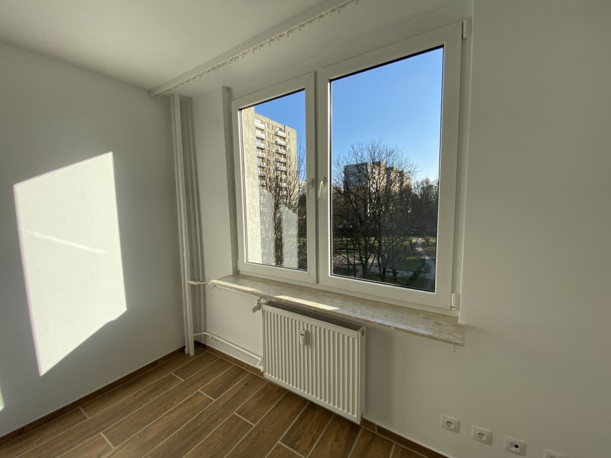 Bright apartment with balcony, available April 1st – 12
