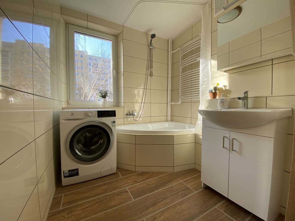 Bright apartment with balcony, available April 1st – 14