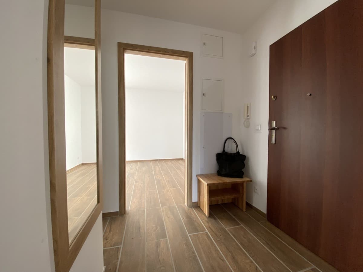 Bright apartment with balcony, available April 1st – 19