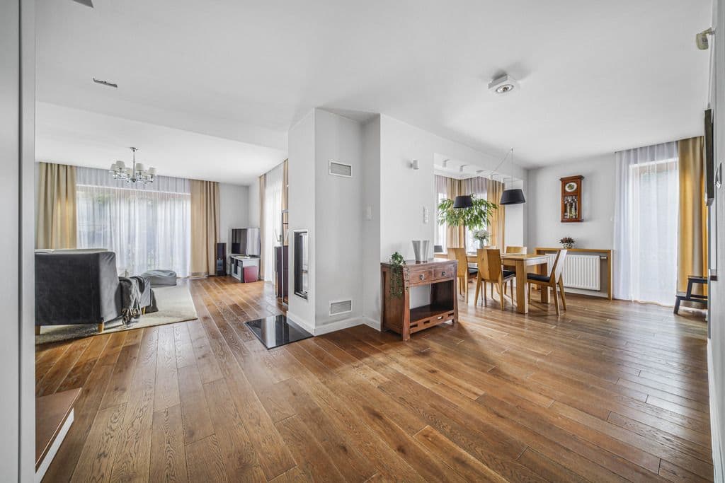 Charming family home with garden and garage – 1