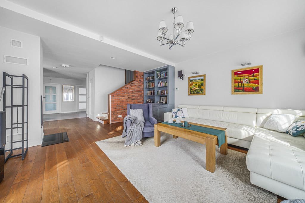 Charming family home with garden and garage – 2