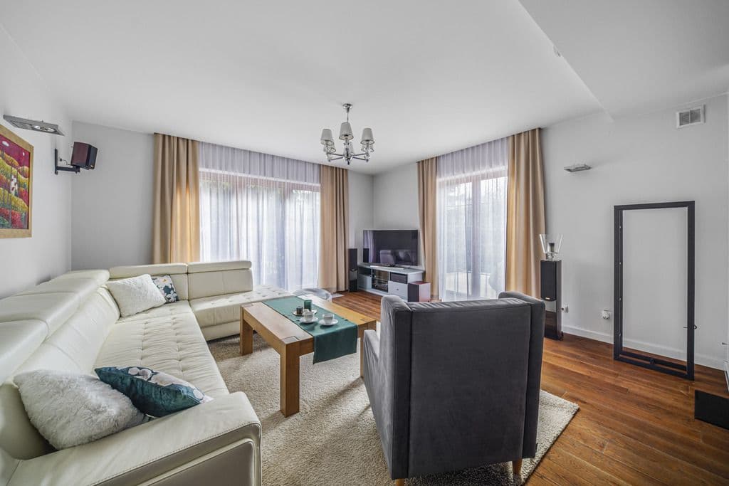 Charming family home with garden and garage – 3