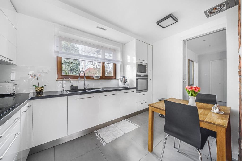 Charming family home with garden and garage – 9