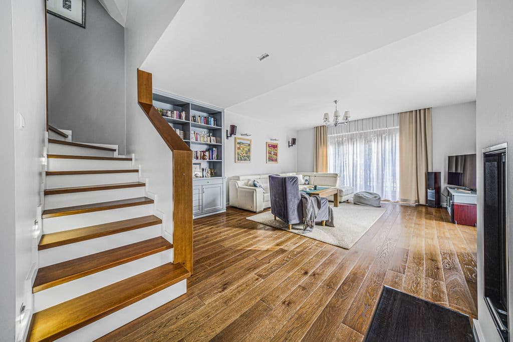 Charming family home with garden and garage – 12