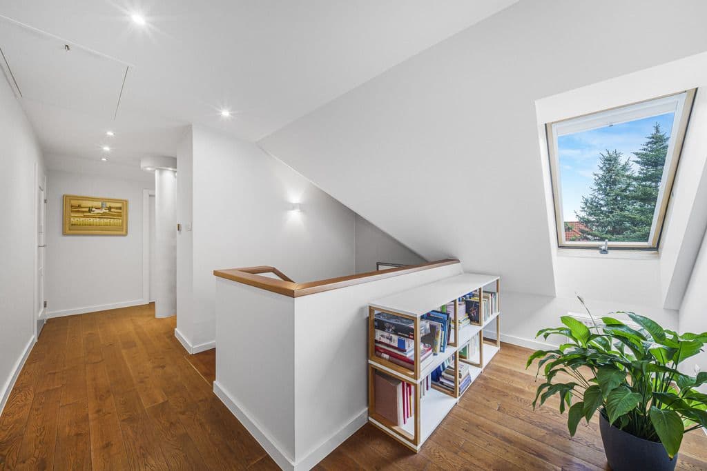 Charming family home with garden and garage – 13