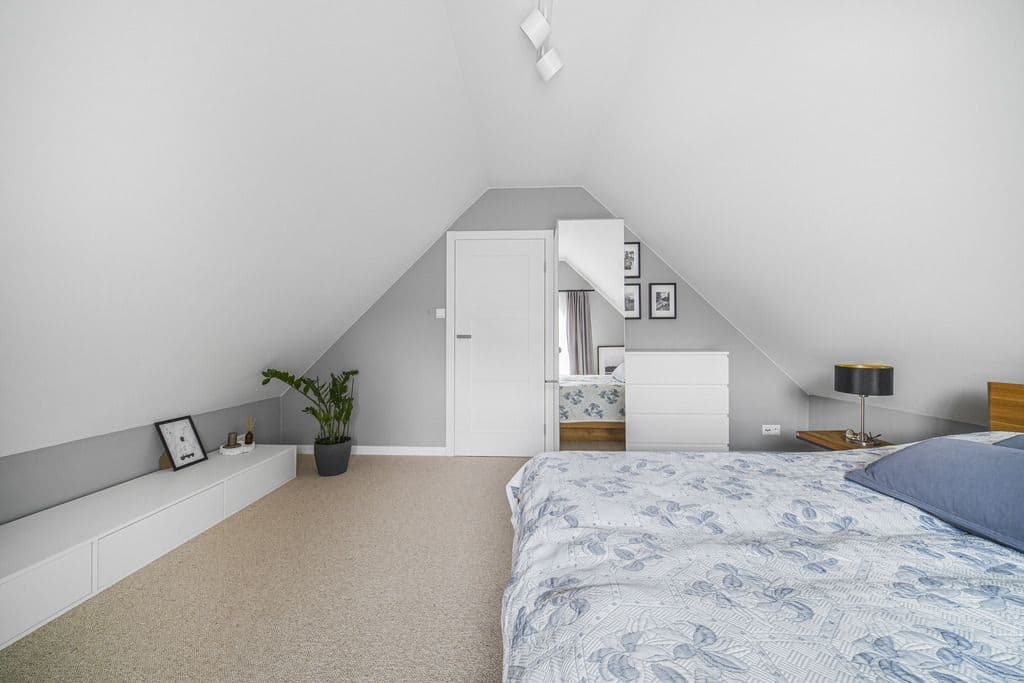 Charming family home with garden and garage – 15