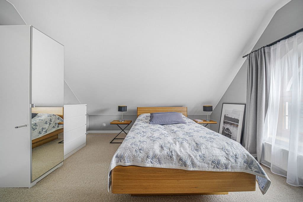 Charming family home with garden and garage – 16