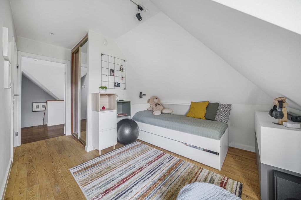 Charming family home with garden and garage – 18