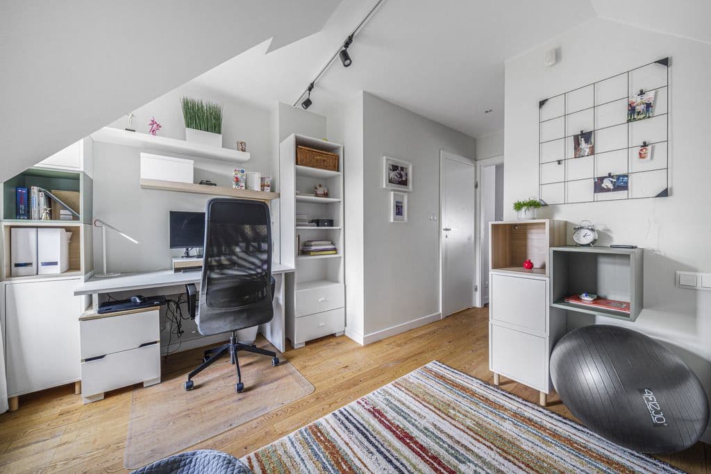 Charming family home with garden and garage – 19