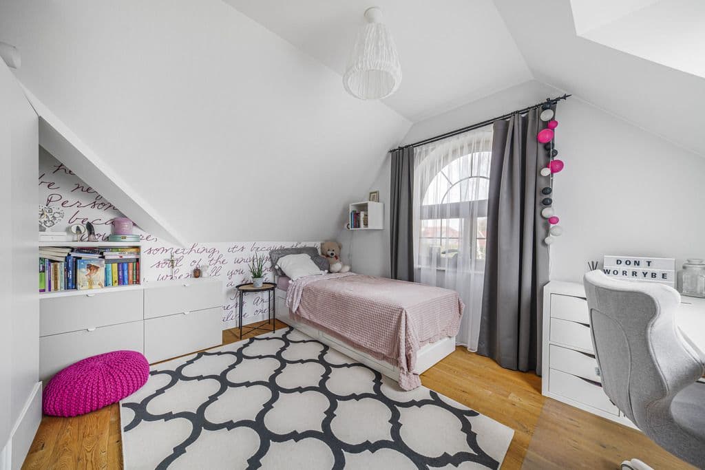 Charming family home with garden and garage – 22