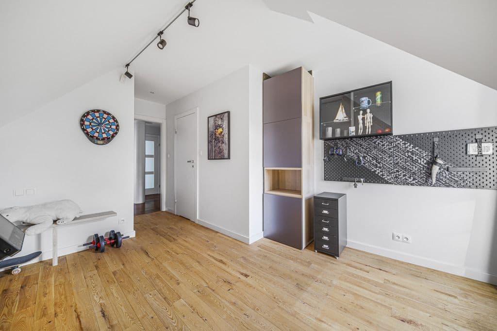 Charming family home with garden and garage – 24