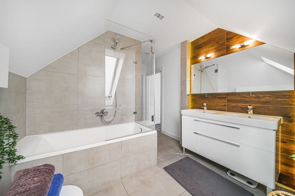 Charming family home with garden and garage – 25