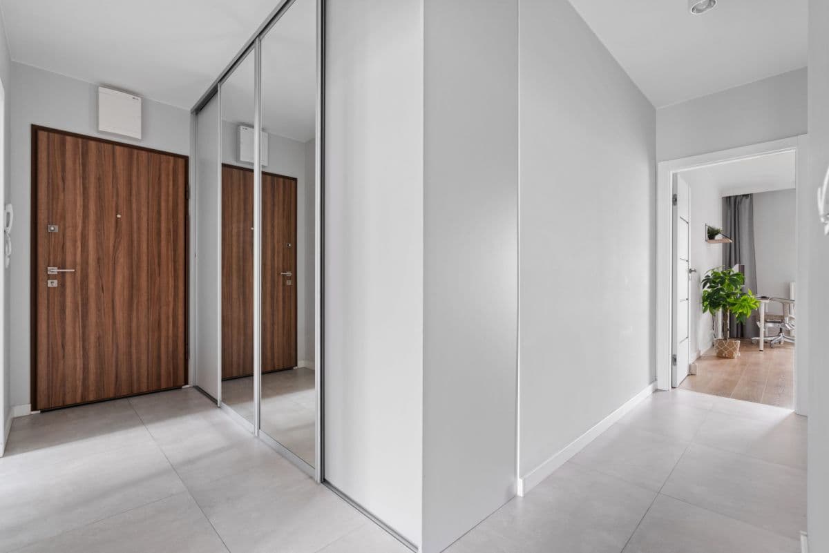 Modern 3-room apartment with garage in Fort Wola – 11