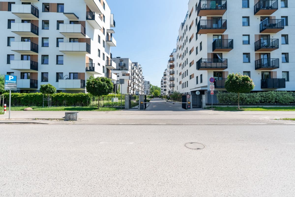 Modern 3-room apartment with garage in Fort Wola – 18