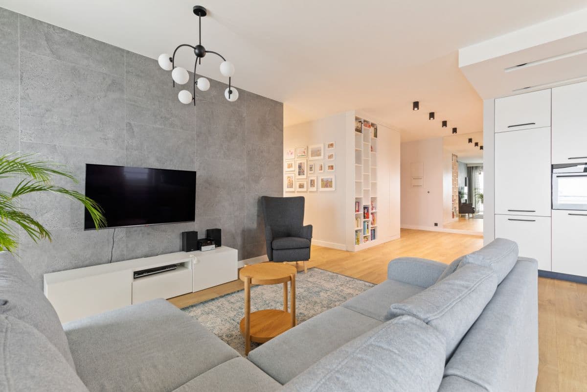 Spacious apartment with panoramic city views – 2