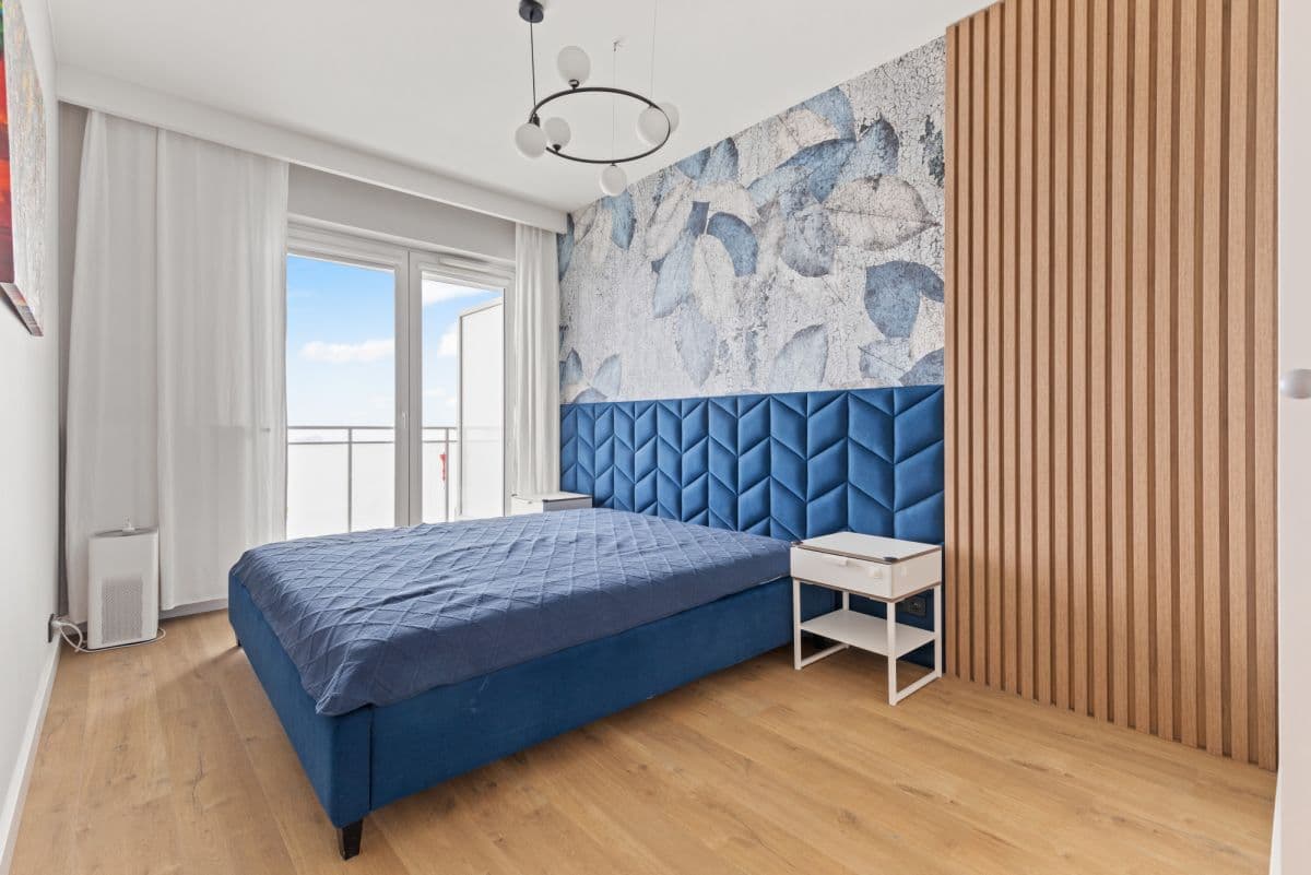 Spacious apartment with panoramic city views – 12