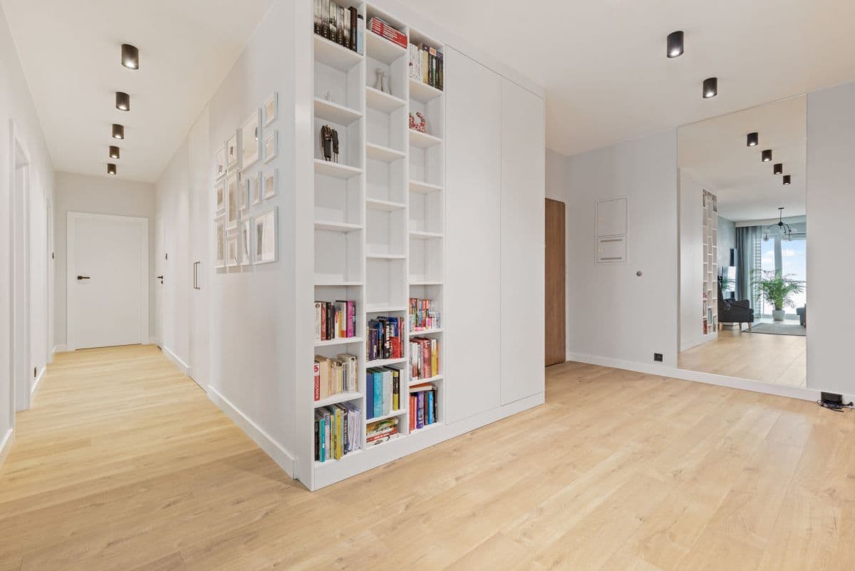 Spacious apartment with panoramic city views – 15