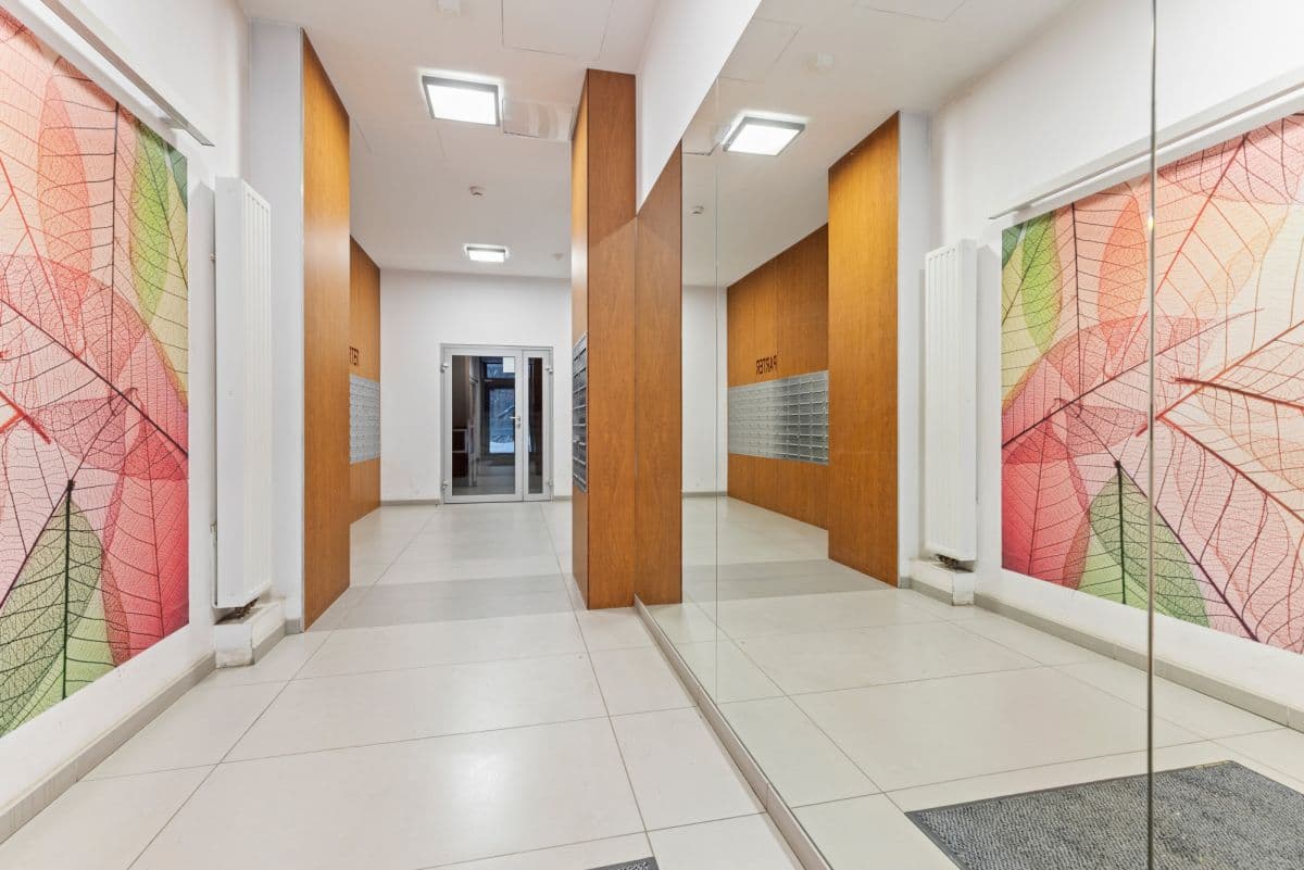 Spacious apartment with panoramic city views – 16