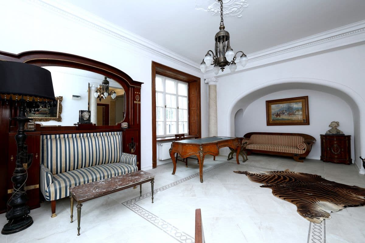 Historic building for rent with 15 parking spaces – 1