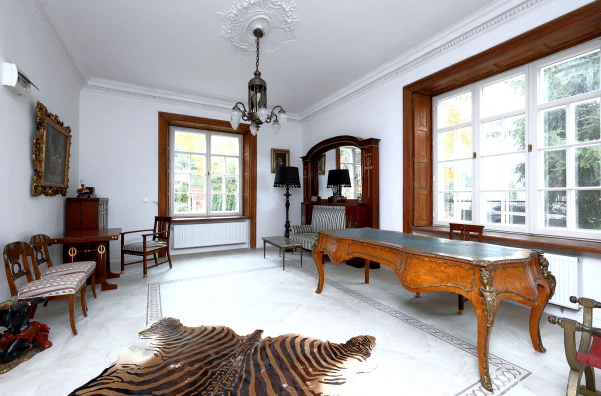 Historic building for rent with 15 parking spaces – 2