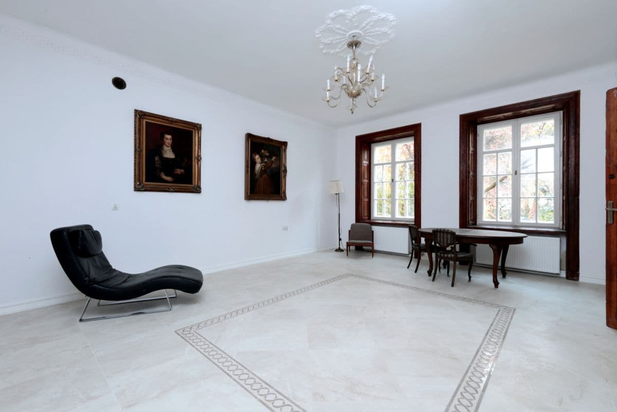 Historic building for rent with 15 parking spaces – 7