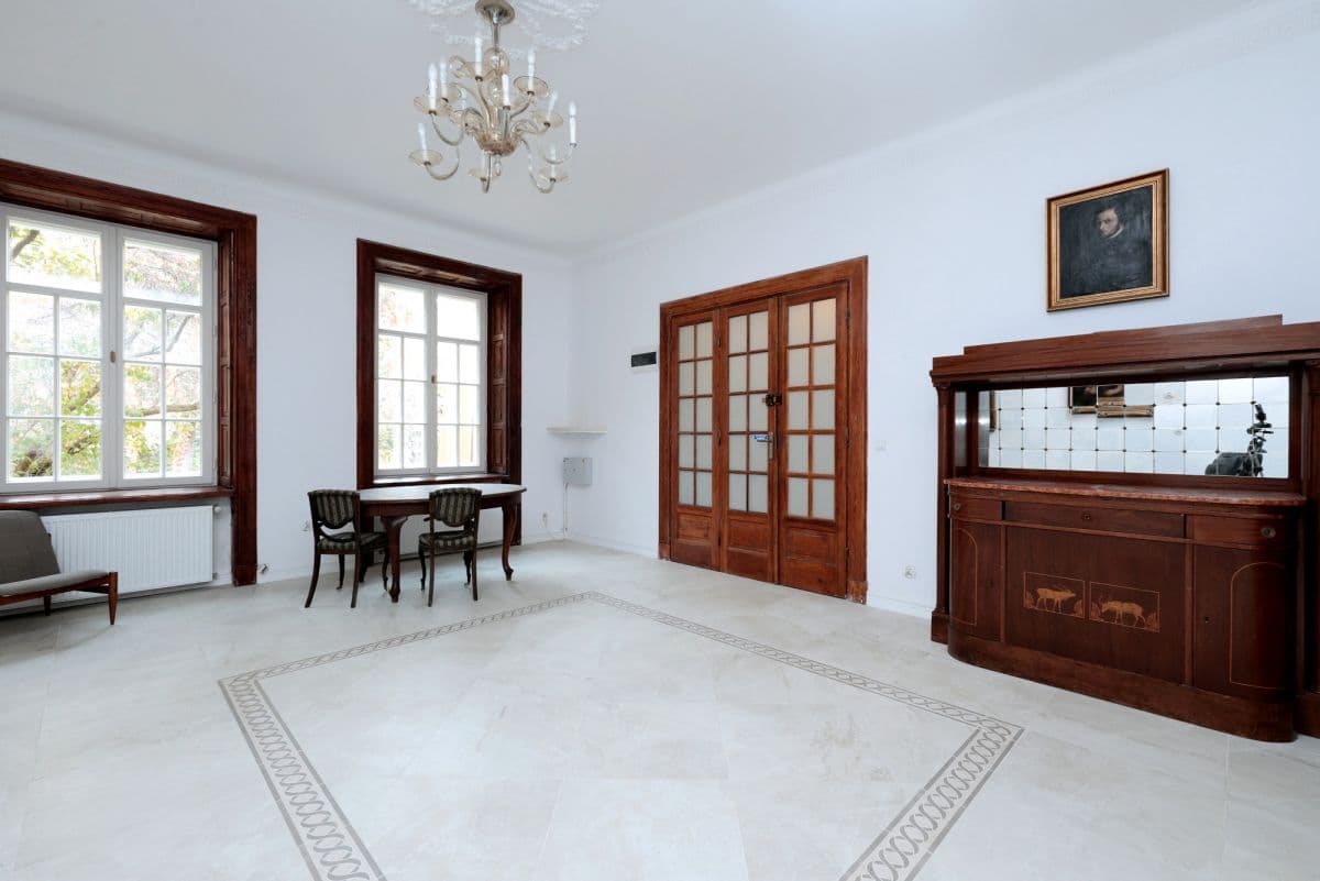 Historic building for rent with 15 parking spaces – 8