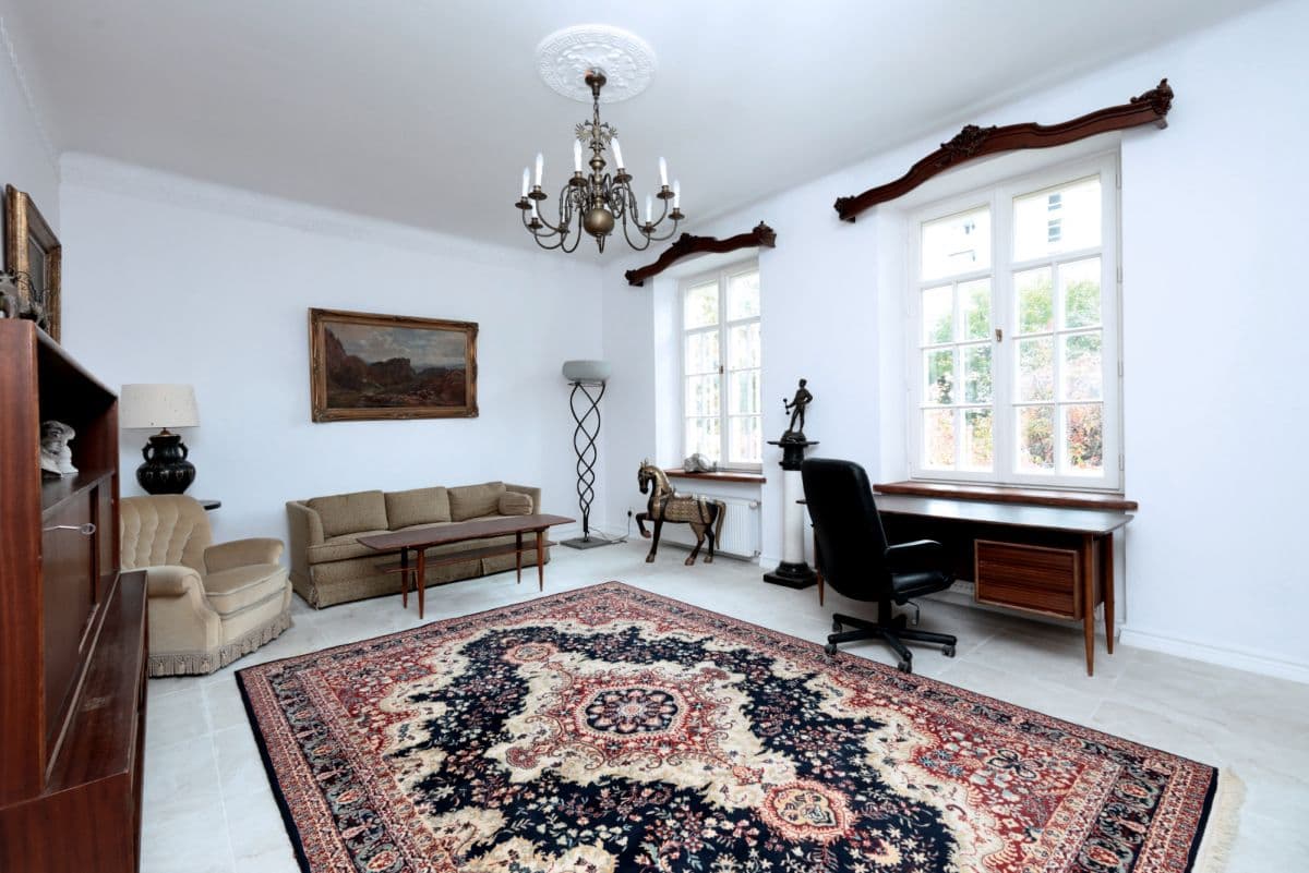 Historic building for rent with 15 parking spaces – 9