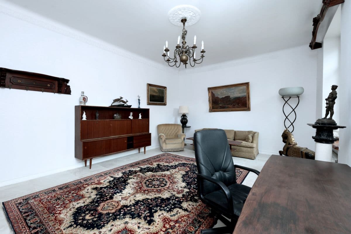 Historic building for rent with 15 parking spaces – 10