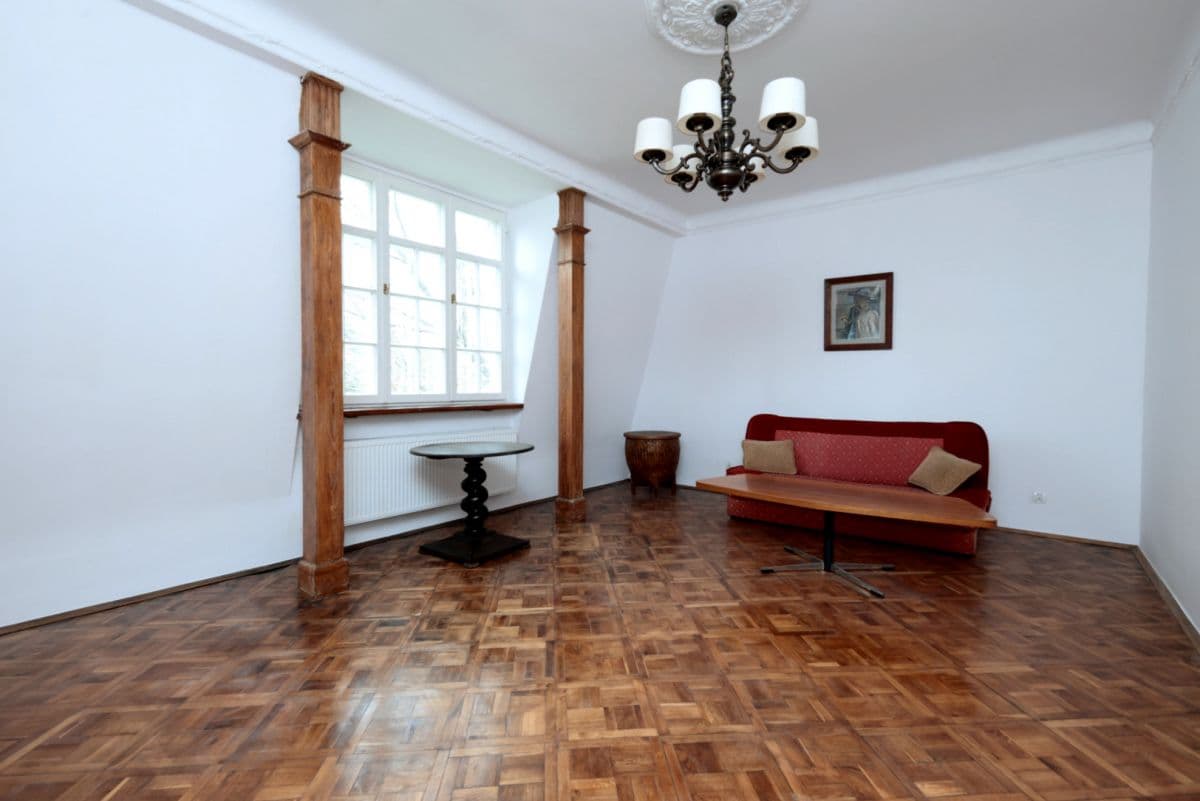 Historic building for rent with 15 parking spaces – 11