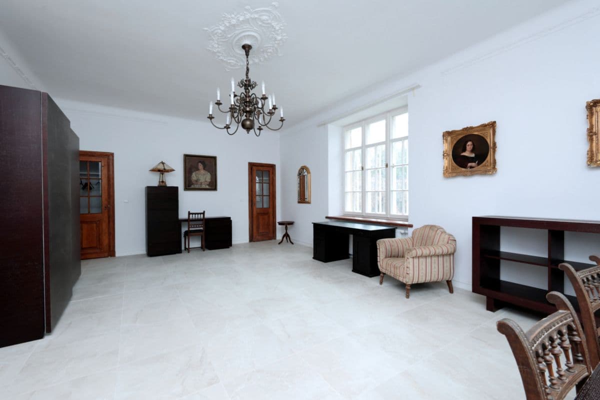 Historic building for rent with 15 parking spaces – 12