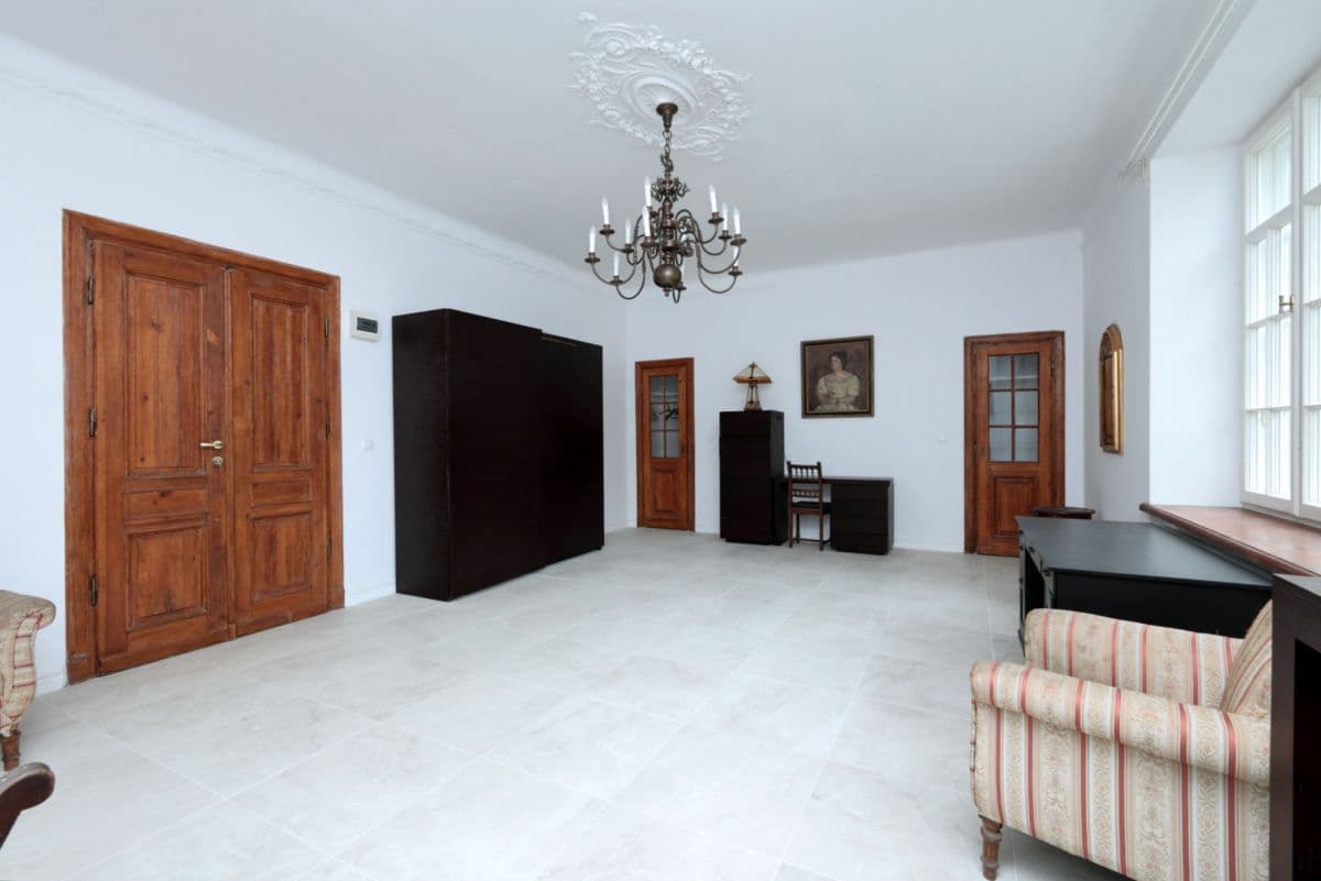 Historic building for rent with 15 parking spaces – 13