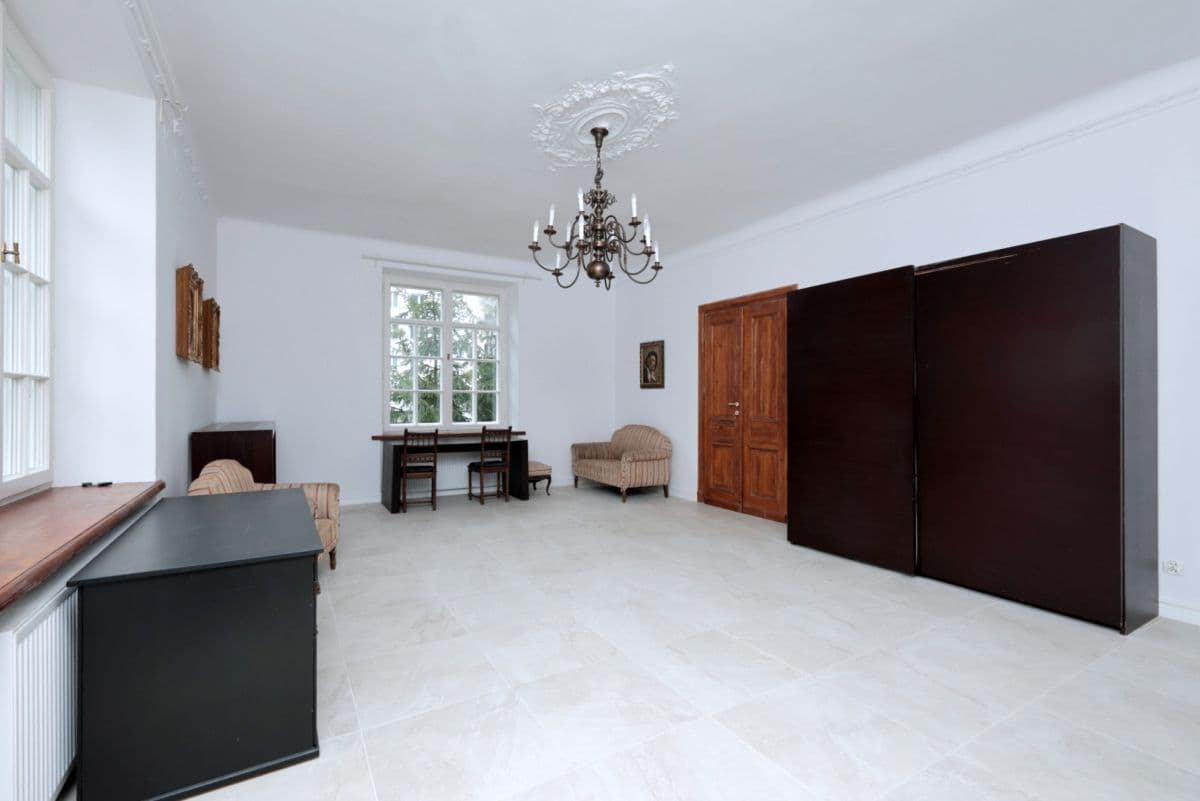 Historic building for rent with 15 parking spaces – 14