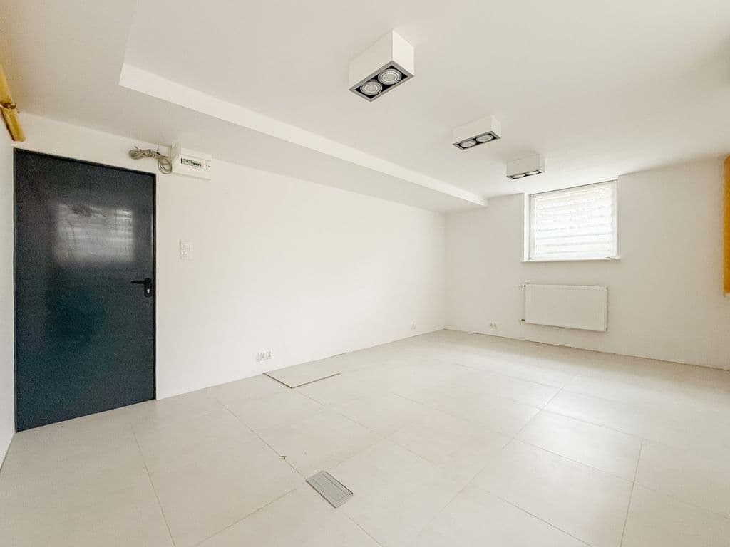 Renovated commercial space in Wawra, ready to use – 1