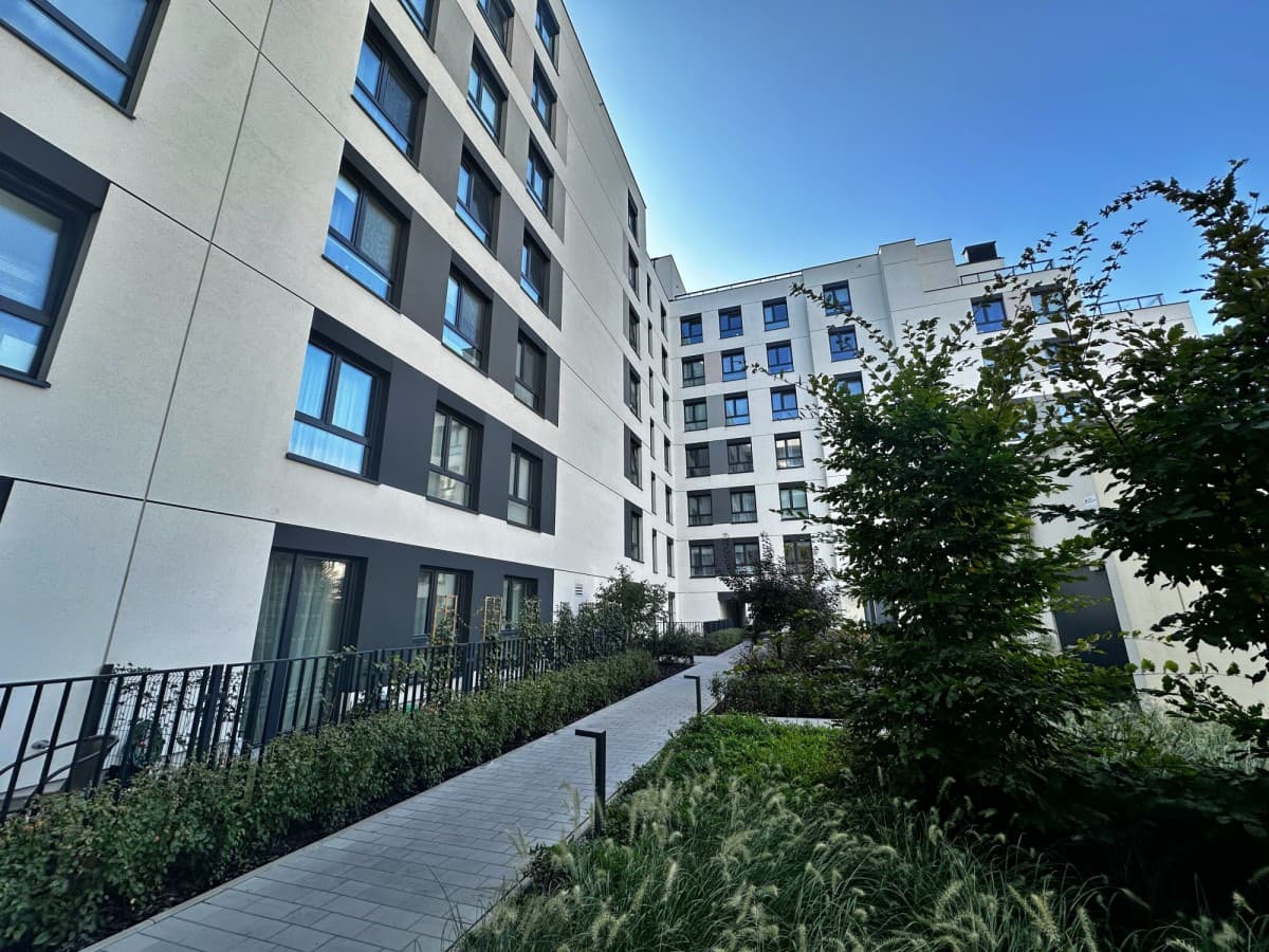 Nowoczesne mieszkanie z widokiem na miasto i balkonem – 16