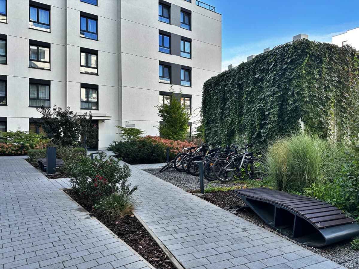 Nowoczesne mieszkanie z widokiem na miasto i balkonem – 17